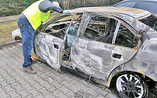 Chciał podpalić jeden samochód nie przewidział, że spłonie kilka. 26-latek „niechcący” uszkodził auto należące do jego rodziny